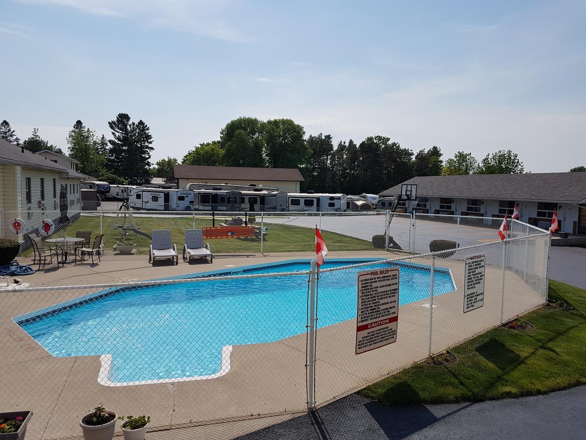 Fox Motor Inn Greater Napanee Exterior foto