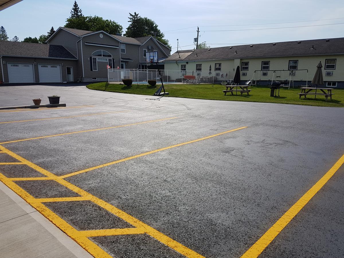 Fox Motor Inn Greater Napanee Exterior foto