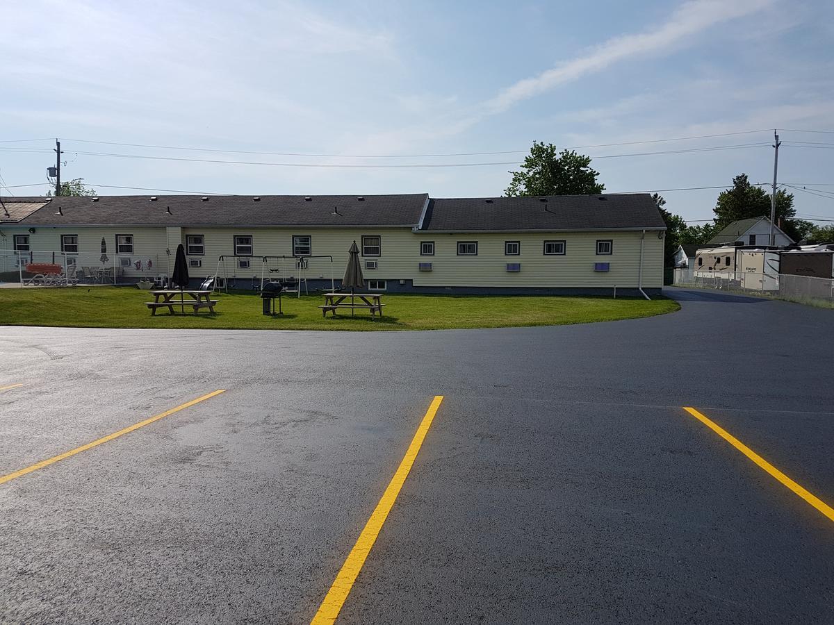 Fox Motor Inn Greater Napanee Exterior foto