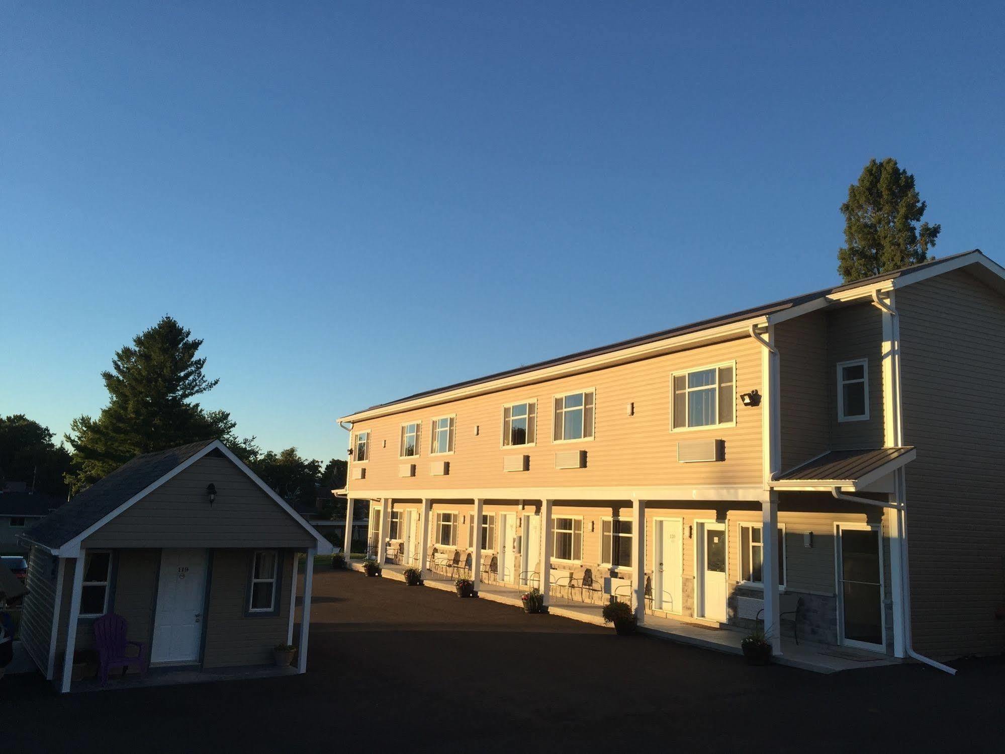 Fox Motor Inn Greater Napanee Exterior foto